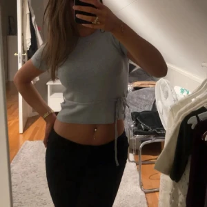 Grå tröja med knyte - Ur snygg tröja med knyte från pull & bear strl s använd en gång 🩷