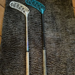 Två innebandyklubbor - Jag säljer två lite använda innebandyklubbor av märket zone. 92 centimeter långa. Den svarta för 600 och den vita för 500 eller båda för 1000. Skriv till 072 446 24 25.