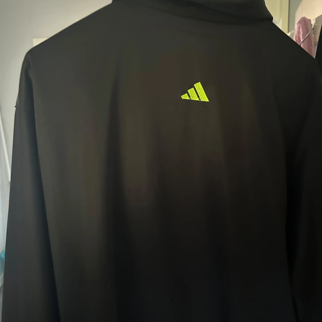 Svart zip-tröja - 1