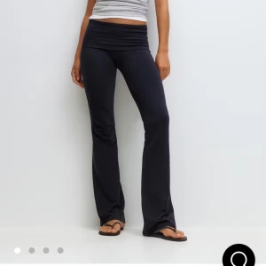 Marinblå yogabyxor - Marinblå bootcut yogabyxor med låg midja och stretchigt material. Snygg passform som sitter tight upptill och släpper ut mot bensluten. Perfekta för en chill look eller till träning. Mjuka och bekväma med bred linning. Säljer då dem är i fel storlek, använda 1 gång men vill köpa nya i rätt storlek 🩷 pris kan diskuteras! Köpta för 359kr