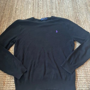 Svart tröja från Polo Ralph Lauren - Svart långärmad tröja från Polo Ralph Lauren i slim fit-modell i mjuk pima bomull. Skriv ifall du har frågor eller vill se fler bilder och kolla gärna in i min profil ❣️❣️