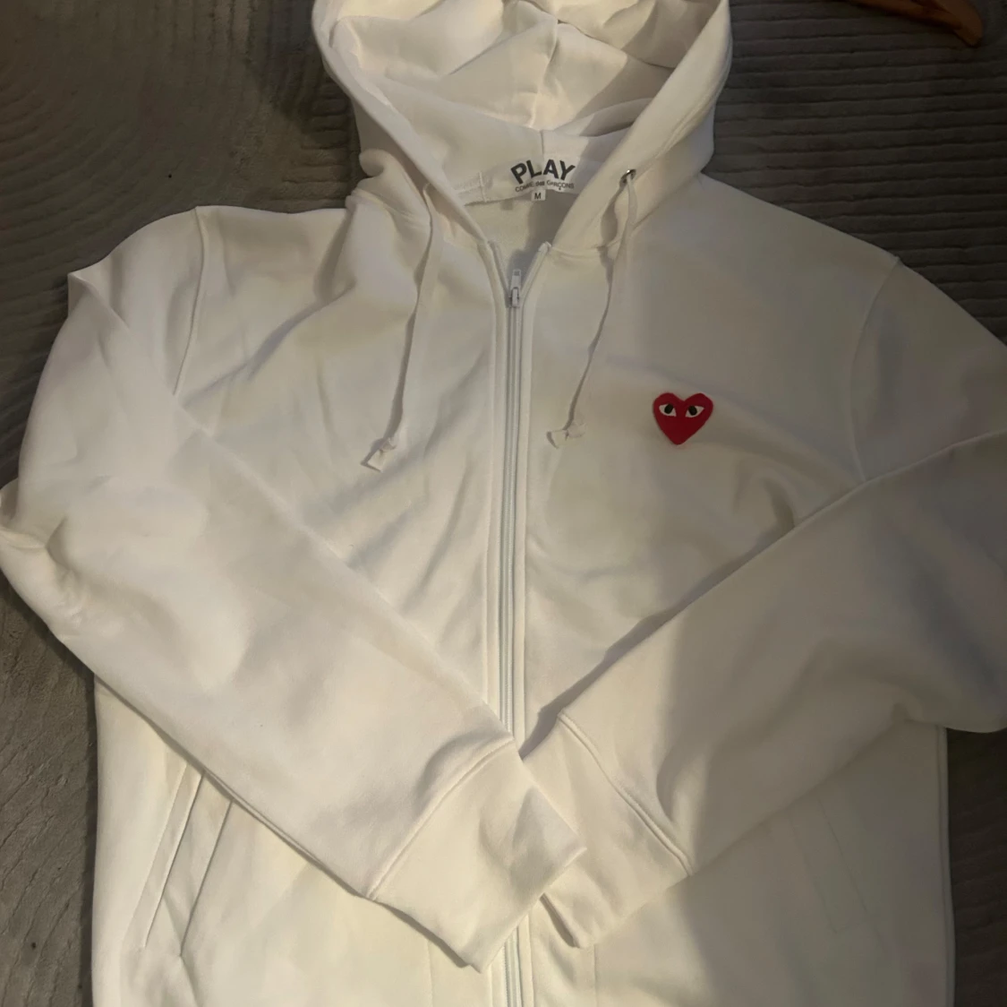 BYTE Vit hoodie från Comme des Garçons Play SÖKER BYTE
