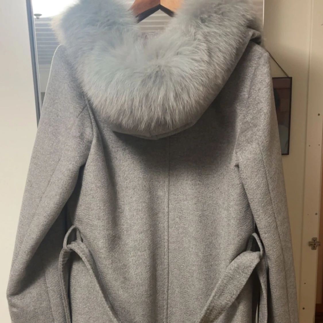 Grå kappa med päls från Hollies - 1