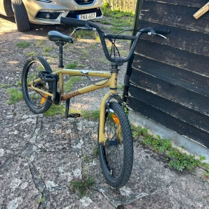 Cykel Bmx - Ingen elektronikprodukt identifierad på bilden. Bilden visar en BMX-cykel, inte en elektronikenhet. Jag säljer på plats. 
