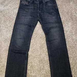 ”NYA” diesel jeans slim/straight - Ett par helt nya svarta diesel jeans som passar slim/straight. Storleken är 32 och nypris 1299kr