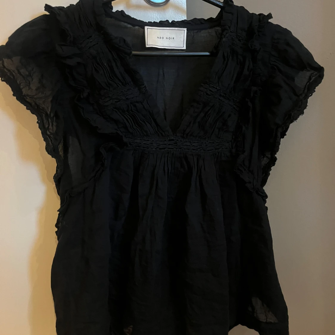 Mörkblå blus med volang från Neo Noir - 3