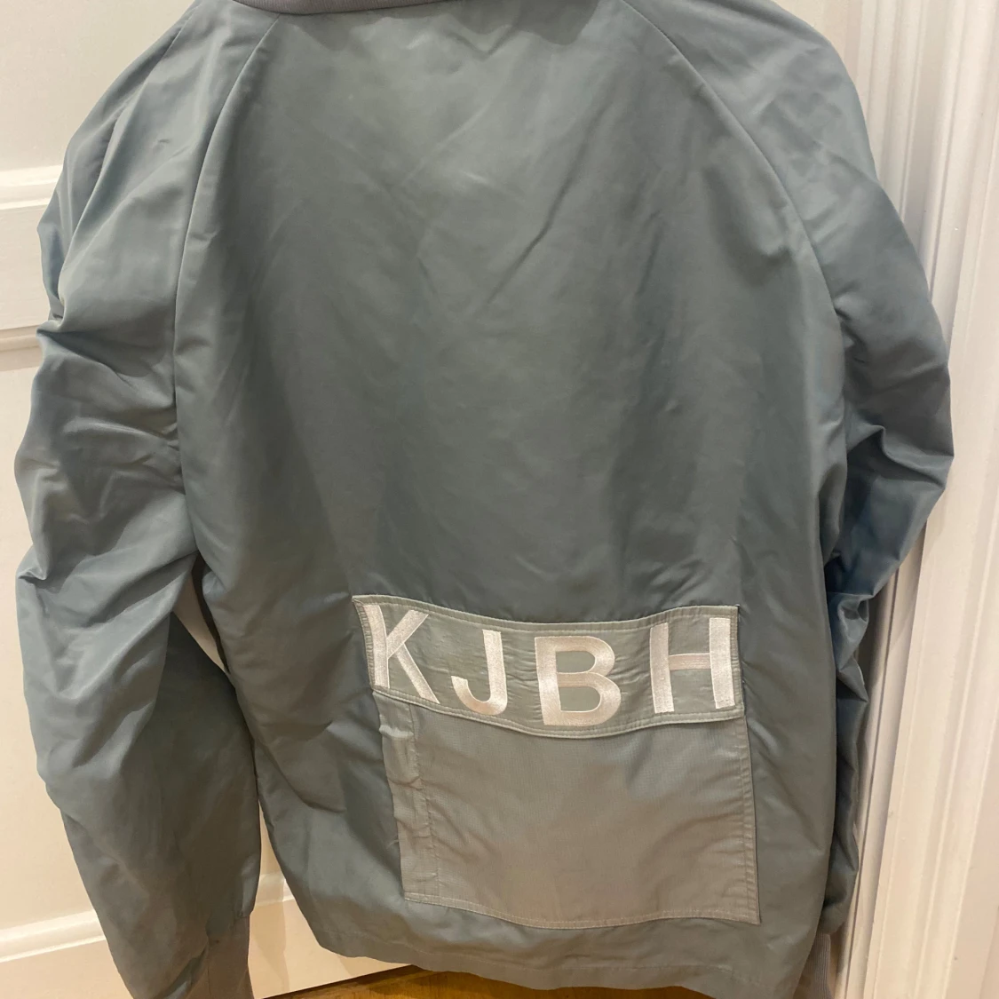 Ljusgrå bomberjacka med detaljer - 3