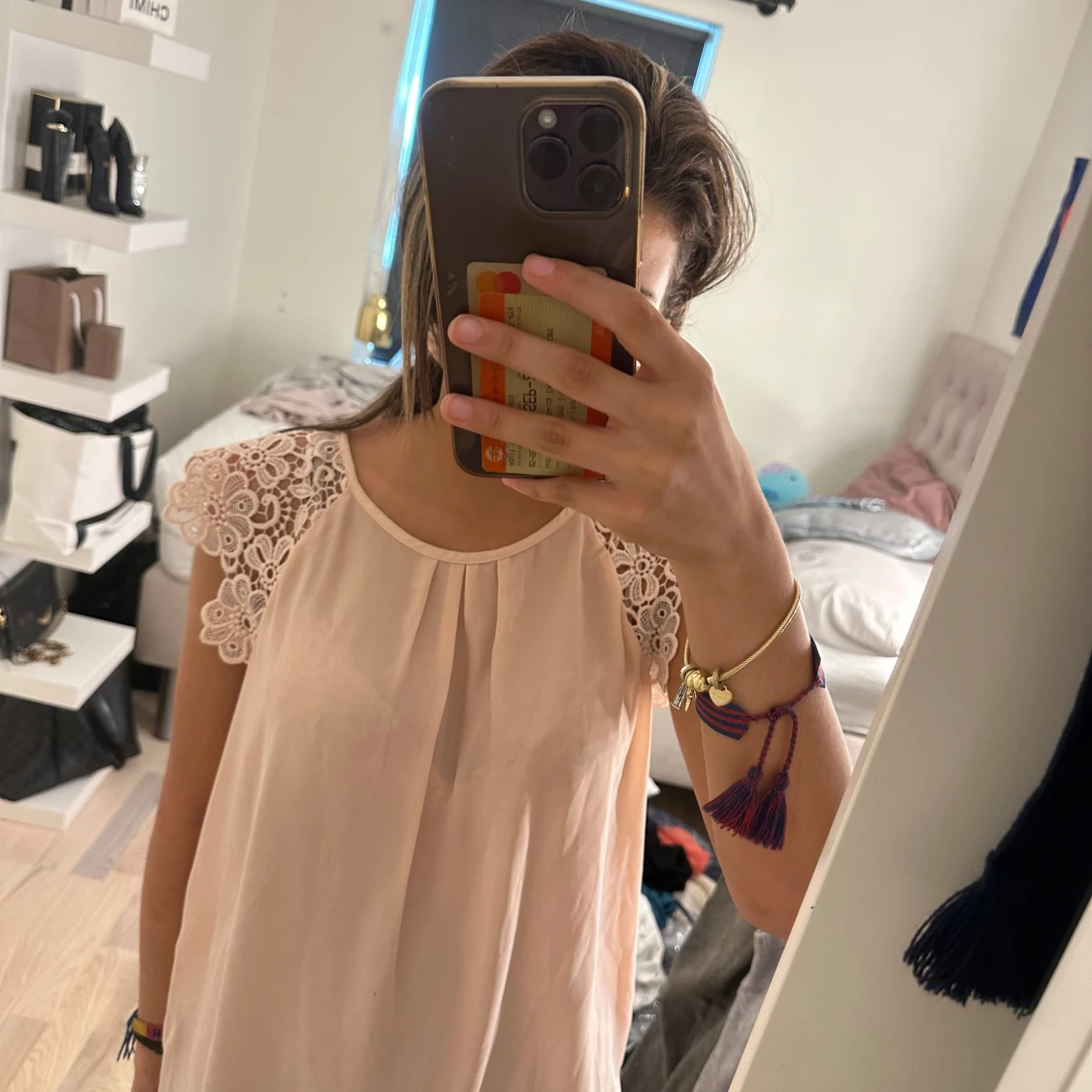 Ljusrosa klänning med spetsdetaljer