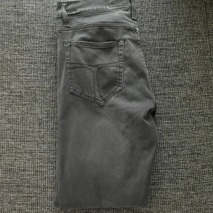 Svart Grå Jeans från Tiger of Sweden i modellen Pistolero i storleken 29/32 - Snygga svart gråa jeans från Tiger of Sweden i en riktig populär modell Pistolero och som är i storleken 29/32. De är i ett fint och bra skick🤩🤩🤩