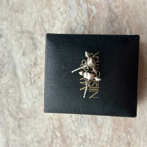 Hjärtformade örhängen Maria Nilsdotter - Snygga örhängen i silver från Maria Nilsdotter. Det är två olika stenar som man ser på bilderna