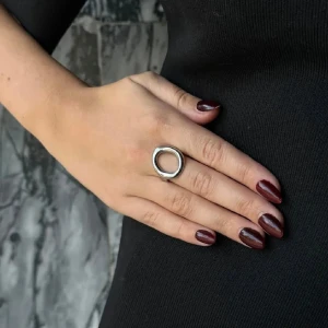 Ring ioaku - Cool chunky ring från ioaku i rostfritt stål med en oval form. Ringen är justerbar och har en modern, minimalistisk vibe som sticker ut. Passar alla, håller länge💞