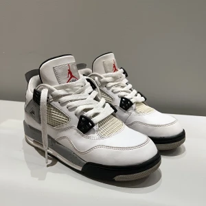 Jordan 4 White Cement (2016) - Hej! Säljer nu mina knappt använda Jordan 4s white cement pga att dem ej kommer till användning. Super snygga och lätta att stylea. Säljer dem för 2500 men priset kan diskuteras💕