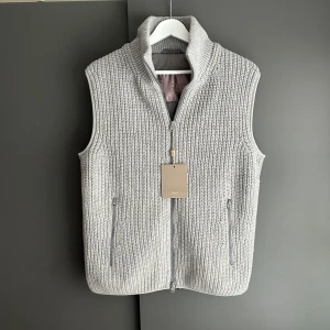 NY Herno Väst - Helt ny, storlek 46/S. Nypris ca 5000kr. QR koden fungerar inte men den är självklart äkta, Tags medföljer, kvitto finns! 