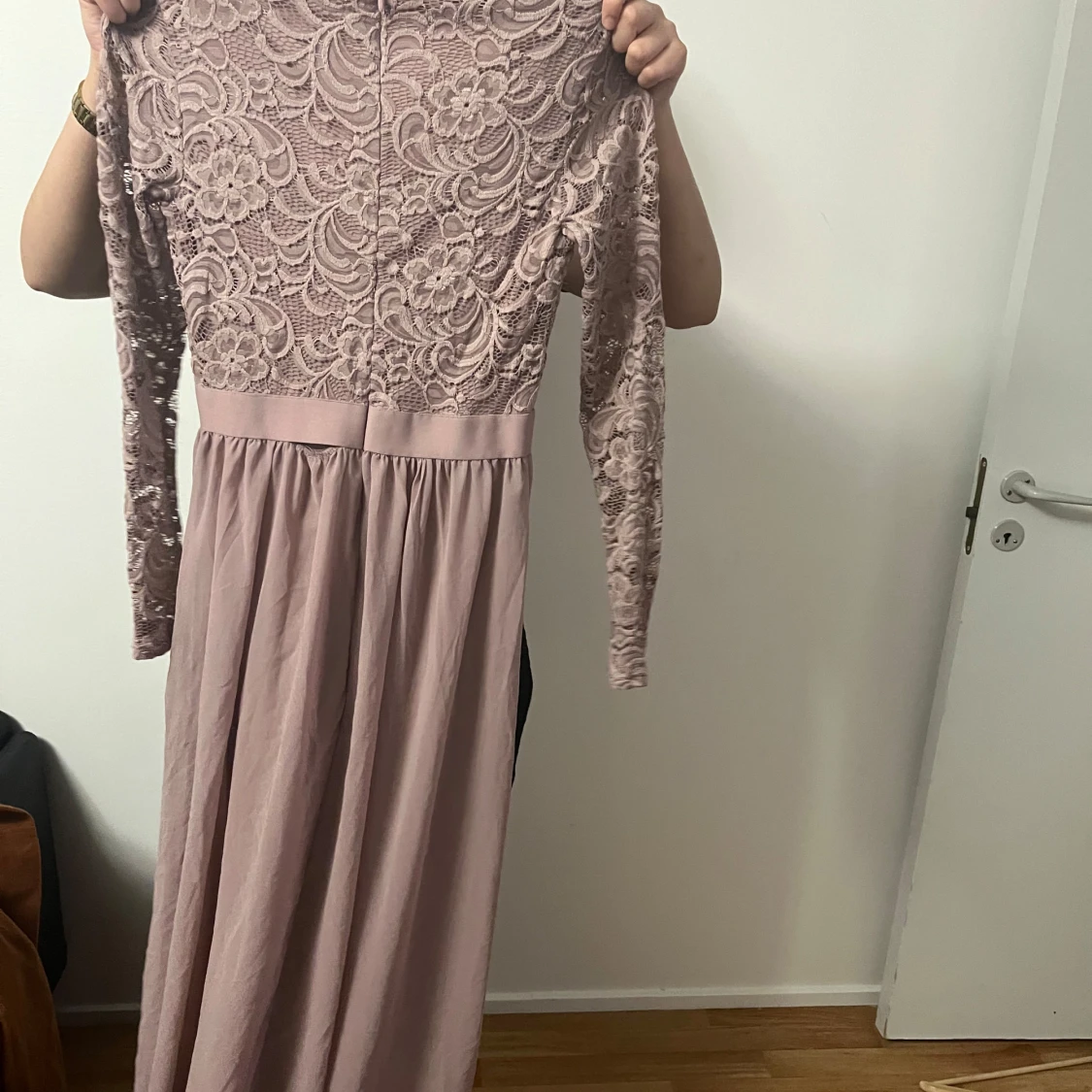 Ljuslila långklänning med spets - 1