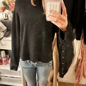 Svart stickad tröja från Gina Tricot - Mysig svart stickad tröja från Gina Tricot i premiumkvalitet. Tröjan har en klassisk rund halsringning, lång ärm och en något loose passform. Perfekt att matcha med jeans eller kjol för en chill look. Perfekt till hösten också 🍂