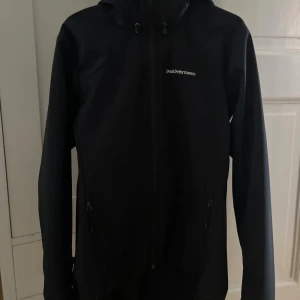 Peak performance jacka  - Svart dam vindjacka från peak performance. Köpt här på plick men finns inga tecken på användning. Storlek M. Säljer då den är lite stor för mig 