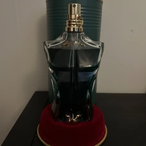 Jean Paul Gaultier Le Beau 125ml - Parfym från Jean Paul Gaultier kostar cirka 1000kr ny. Flaskan rymmer 125 ml Perfekt för sommaren,Hösten och våren. Använt 15-20 sprays.