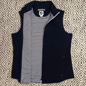 Footjoy Väst! - Footjoy Golfväst! | Stolek M passar mer S | Skick 9/10 mycket bra | Nypris 1000kr | Mitt pris 499kr | Kom pm vid frågor eller funderingar! | Postas eller hemleverans i Gävle!