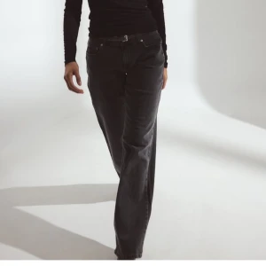 Nakd lågmidjade jeans - Populära jeans från Nakd i baggy/straight stil. Superfina och i bra skick. Det är XS men passar de flesta med S också🩷De är grå/svarta