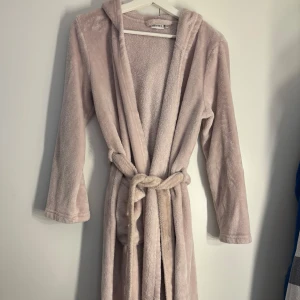 Ljusrosa morgonrock  - Ljusrosa morgonrock från Hemtex. Strl 158/164.