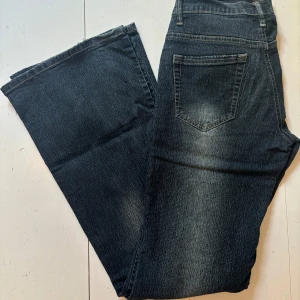 Lågmidjade bootcut jeans  - Lågmidjade bootcut jeans i urtvättad svart/mörkblå tvätt. Så snygga och är i storlek S med innerbensläng 84 cm. Skriv för mer frågor!!💕