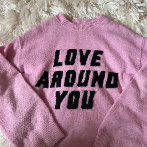 Stickad tröja med tryck - Rosa stickad tröja med tryck ”Love around you”. Använder inte längre 💞