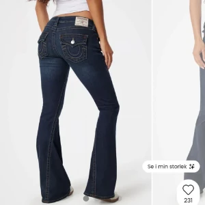 true religon jeans - Snygga mörkblå jeans med bootcut passform och markerade bakfickor med lock och knapp. Jeansen har kontrastsömmar och en klassisk jeanslapp bak i midjan. Perfekta för dig som gillar en retroinspirerad look.