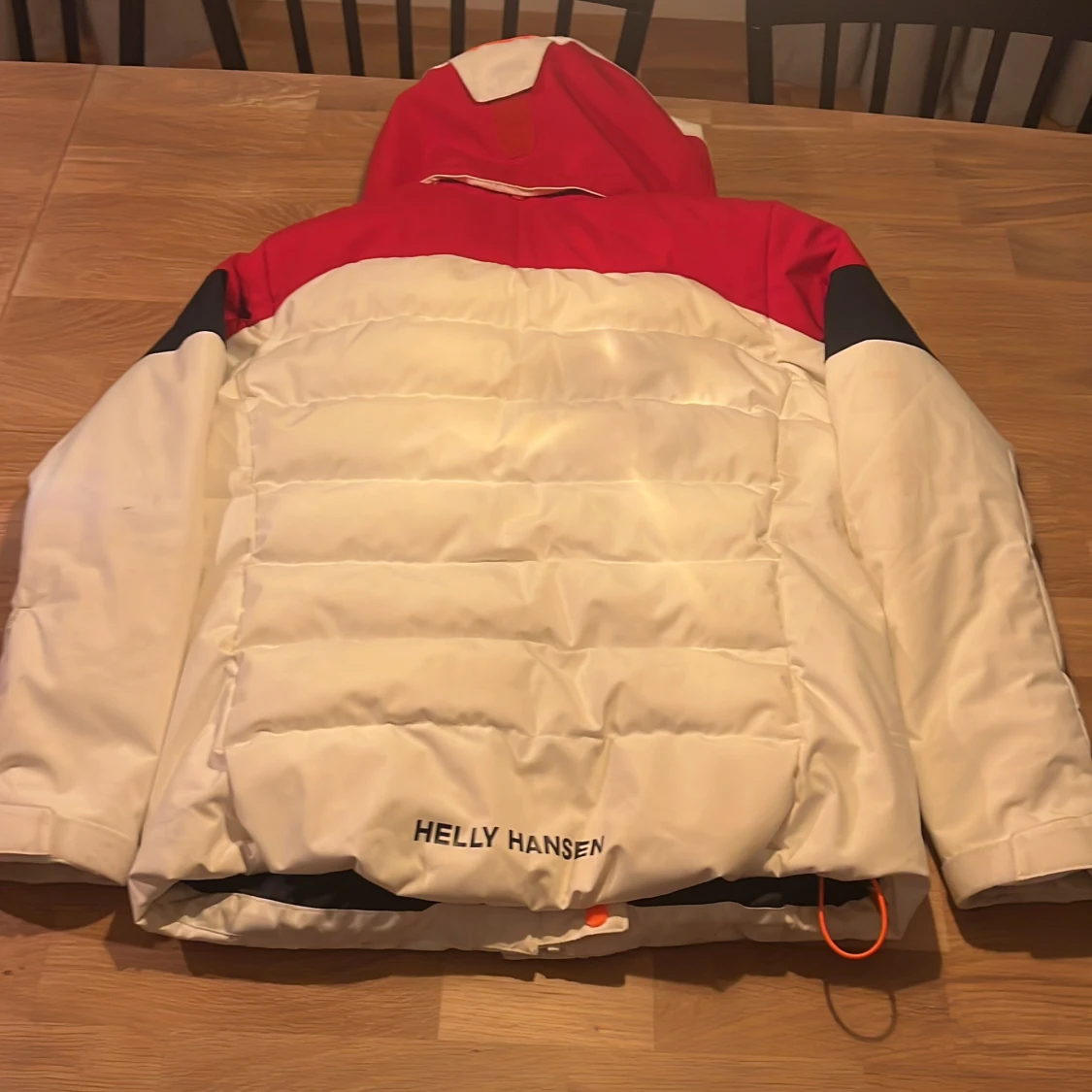 Vit och röd pufferjacka Helly Hansen - 1