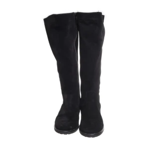 Svarta mockastövlar med dragkedja - Snygga svarta stövlar i mocka med rund tå och låg klack. Stövlarna har dragkedja baktill för enkel på- och avtagning. Perfekta till höst- och vinterlooken och funkar lika bra till jeans som till kjol. Köpta på sellpy, i snyggt skick!