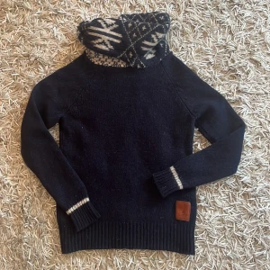Scotch & Soda stickad tröja: S - Säljer en super fin stickad tröja ifrån Scotch & Soda. Tröjan är i storlek M men sitter som en S. Den är även i fint skick. Hör av er vid fler funderingar☺️