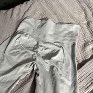 Ljusgrå seamless leggings  - Säljer ett par ljusgrå seamless leggings med scrunch i storlek XS. 