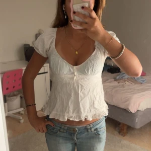 Brandy Melville blus  - Jätte söt Brandy blus som inte kommer till användning längre.🤍🤍