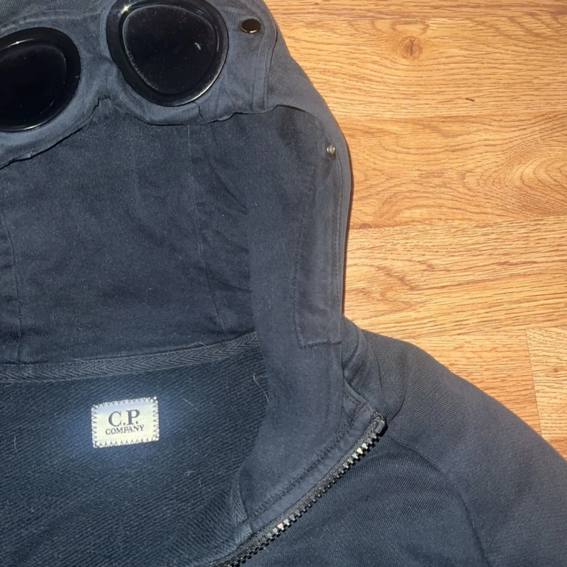 Svart hoodie med goggles från C.P. Company - 1