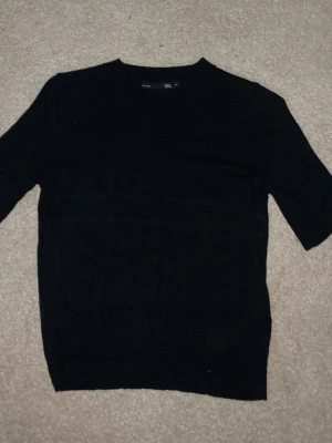 Svart stickad tröja från 157 XS - En stilren svart stickad tröja från 157 i storlek XS. 