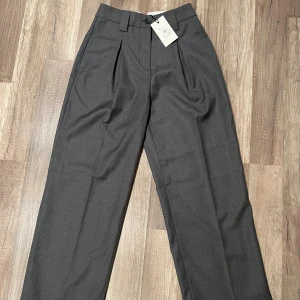 Kostymbyxor - Nya kostymbyxor i fin grå färg från Bikbok. Endast testade. Nypris 999kr. Säljer även likadana i svart.