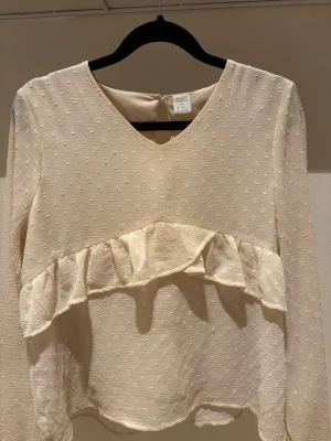 Blus från Lindex - En fin blus köpt för typ ett årsen men knappt andvänd. skriv om ni har frågor?💕