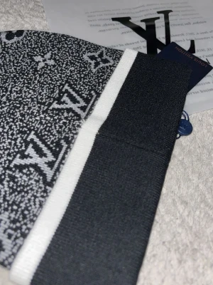 Lvmössa - Monogram mössa, perfekt inför kylan och priset är för bra för att vara sant. passa på. Den är one size och helt ny vilket menas att den formas till ditt huvud. Har taget med sig. Fraktas direkt efter köp.