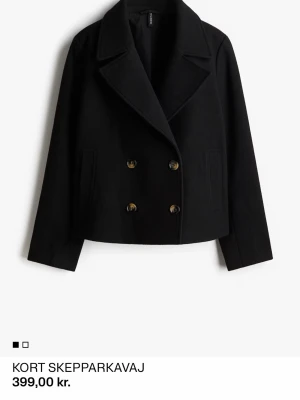 Kort svart skepparkavaj med knappar - Stilren kort skepparkavaj i svart från hm. Den är inte lång eller oversized. Kommer över rumpan exakt. Använd vid 1 tillfälle. Säljs på grund av flytt. Storleken är xxs   Men känns som xs ( är själv xs) 