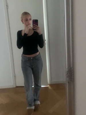 Baggy jeans från Lager 157 (icon) - Dessa byxor är väl använda, det är i rätt så bra skick men det finns några slitna delar (på byxbenen). Passformen är rätt så stor, de har ganska stor midja och sitter baggy.