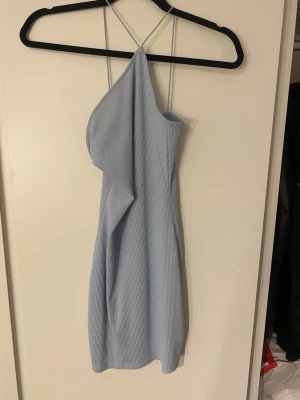 Ljusblå ribbad omlottklänning - Supersöt klänning💘💘 ställ gärna frågor och prisförslag!!