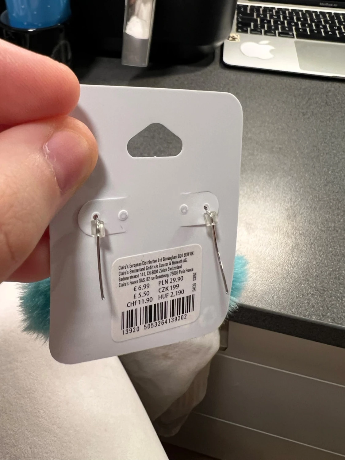 Turkos fluffig pälsbollar örhängen från Claire's - 2