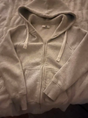 Russemerch hoodie grå  - Som ny inga defekter alls. Skriv för fler frågor eller prisförslag. 