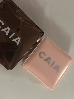 CAIA Glow Blush & Bronzer duo - Säljer två CAIA-produkter: Glow Blush i färgen Wild Strawberry, samt Bronzer i färgen La Digue. Säljer då jag insät att jag inte har intresse för smink längre. 