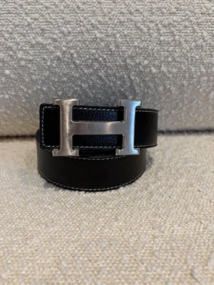 H-bälte - Ett svart H-bälte perfekt för dig som gillar mode och stil, bältet har ett H med färgen silver och är ett fint märke och ett välkänt märke från Frankrike Paris. Kom dm för eventuella frågor 🧐pris kan diskuteras 💯. 