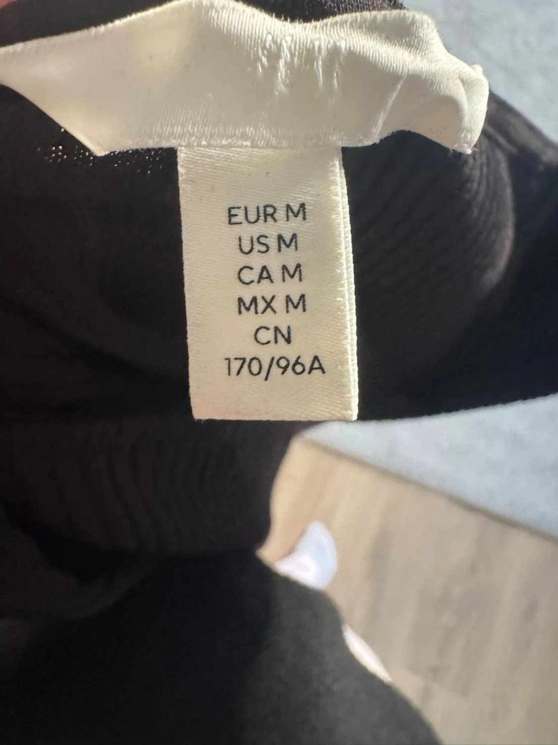 Svart ribbad topp med puffärm - 2