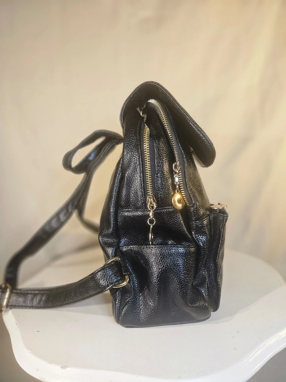 Svart ryggsäck i skinn med gulddetaljer - 3