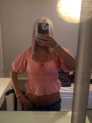 Rosa blus med puffärmar  - Supersöt rosa blus med puffiga korta ärmar från hm💘 storlek s. Superbra skick använd fåtal gånger💕