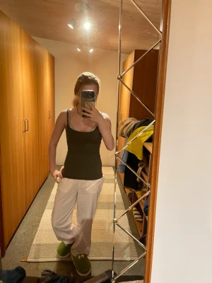 Ljus rosa linne byxor i bomull - Säljer ett par ljus rosa linne byxor med loose fit och avslappnad passform. Byxorna är tillverkade i bomull och har en enkel, stilren design med raka ben. Perfekta för en chill och bekväm stil.