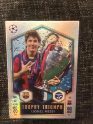 Ingen väst synlig på bilden - Bilden visar ett samlarkort med en person i fotbollströja, men ingen väst är synlig eller kan beskrivas.