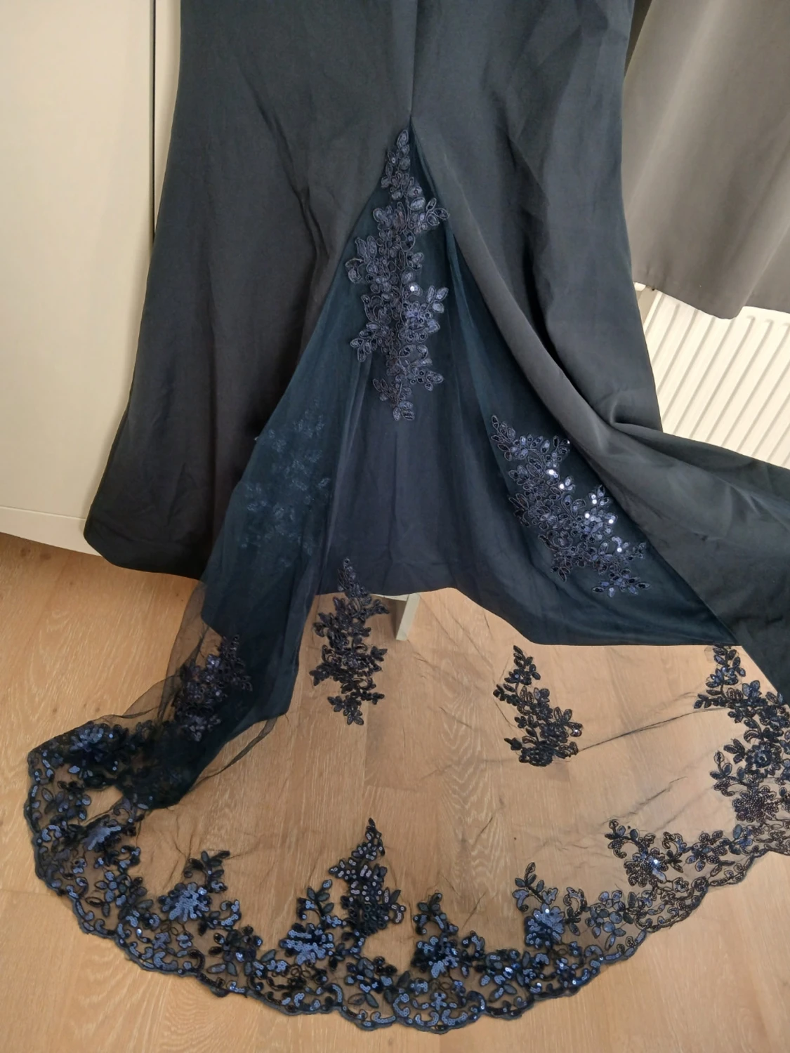 Elegant mörkblå balklänning med paljettbroderad överdel & spetsdetaljer - 5